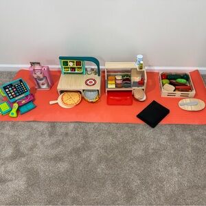 Melissa & Doug Wooden Play Kitchen & Food Bundle | Pretend Play Set